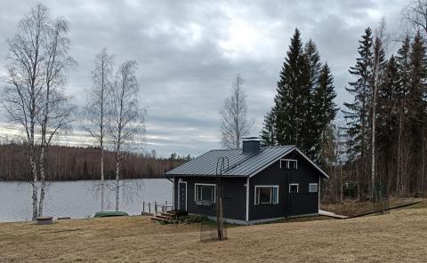 tumma rakennus järven rannalla