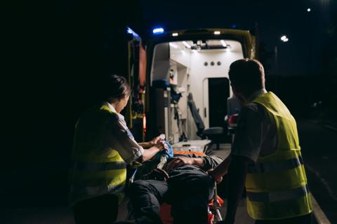 ensihoitajat vievät asiakasta ambulanssiin