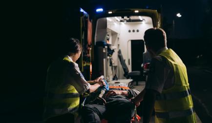 ensihoitajat vievät asiakasta ambulanssiin