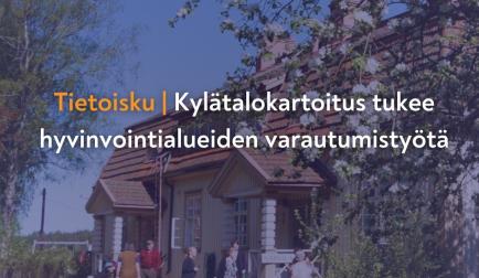 Kesäisen hirsitalon pihalla ihmisiä