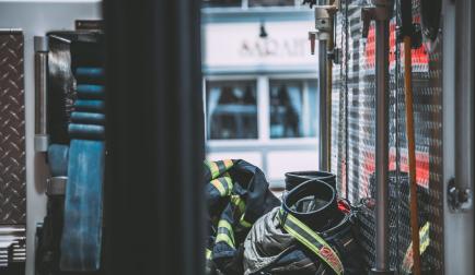 Pelastajien haalareita paloautossa